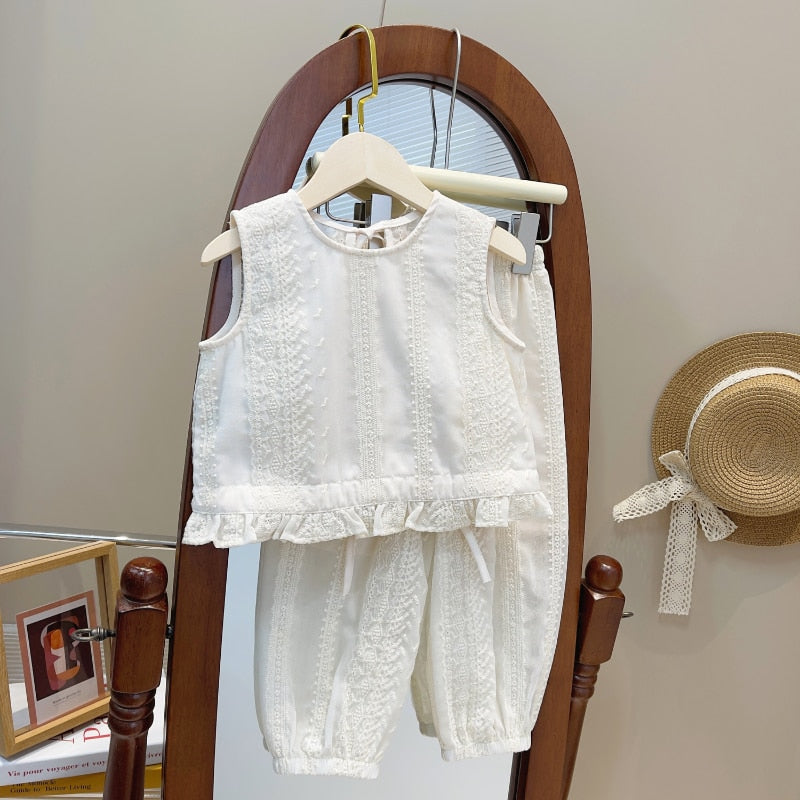 Cute Sleeveless Outfit